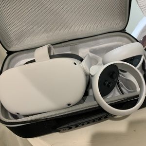 Oculus Quest 2 (case included)
